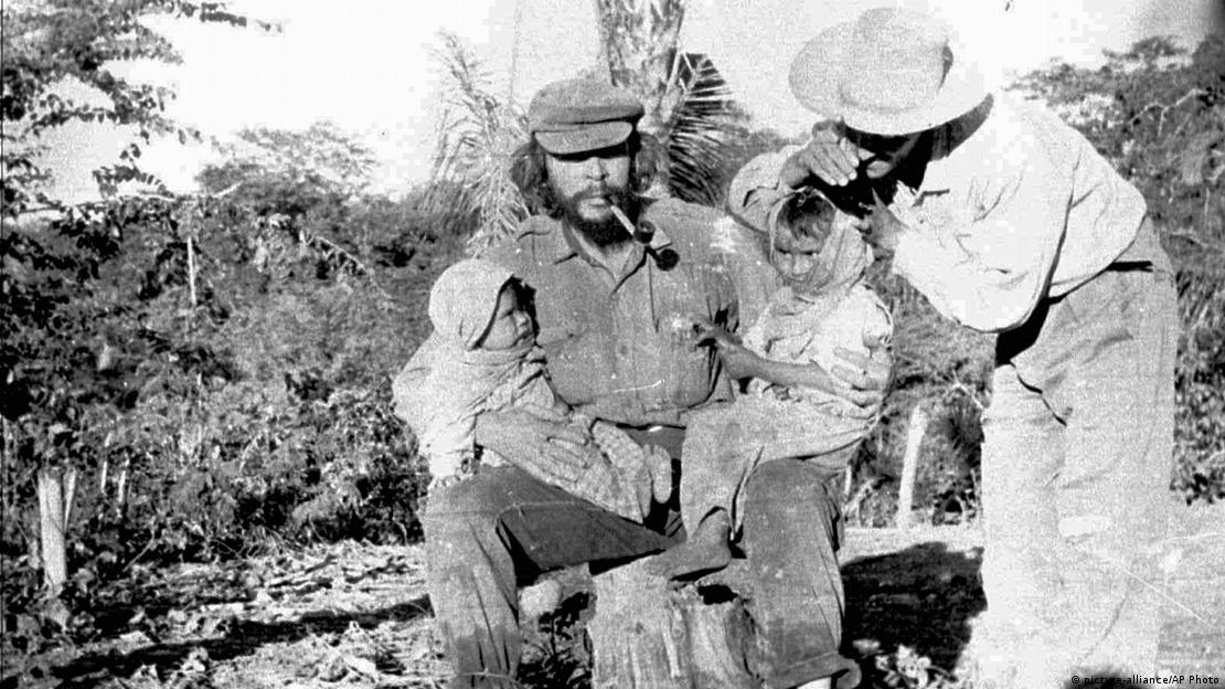 Ernesto Che Guevara, tutuklanmasından kısa süre önce Bolivya'da bir çiftçi ve onun çocuklarıyla bir arada - (1967)