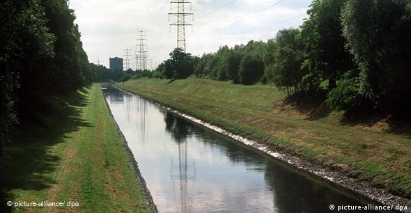 Almanya'da doğal olmayan Emscher su kanalı.