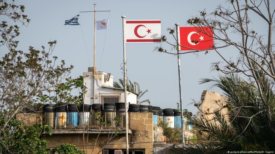 Ön planda Türkiye ve sadece Türkiye'nin tanıdığı Kuzey Kıbrıs Türk Cumhuriyeti'nin; arka planda da Yunanistan ile Kıbrıs Cumhuriyeti'nin bayrakları - (25.04.2019 / Lefkoşa)