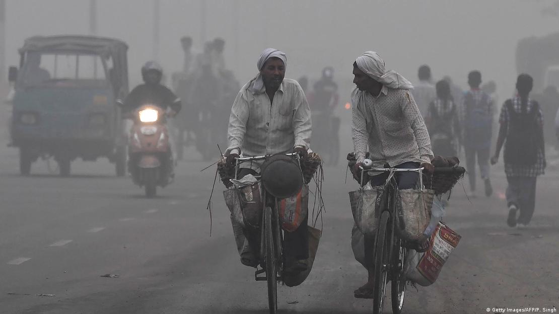 Hindistan'ın Yeni Delhi kentinde, hava kirliliğinin hakim olduğu trafikte iki bisikletli - (07.11.2017)