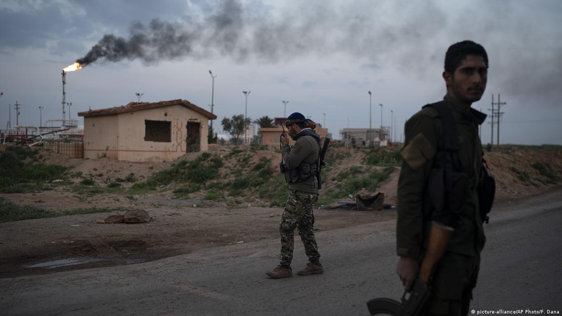 SDG kontrolündeki bölgede, bir petrol yatağı civarında güvenliği sağlayan Kürt savaşçılar - (24.02.2019)