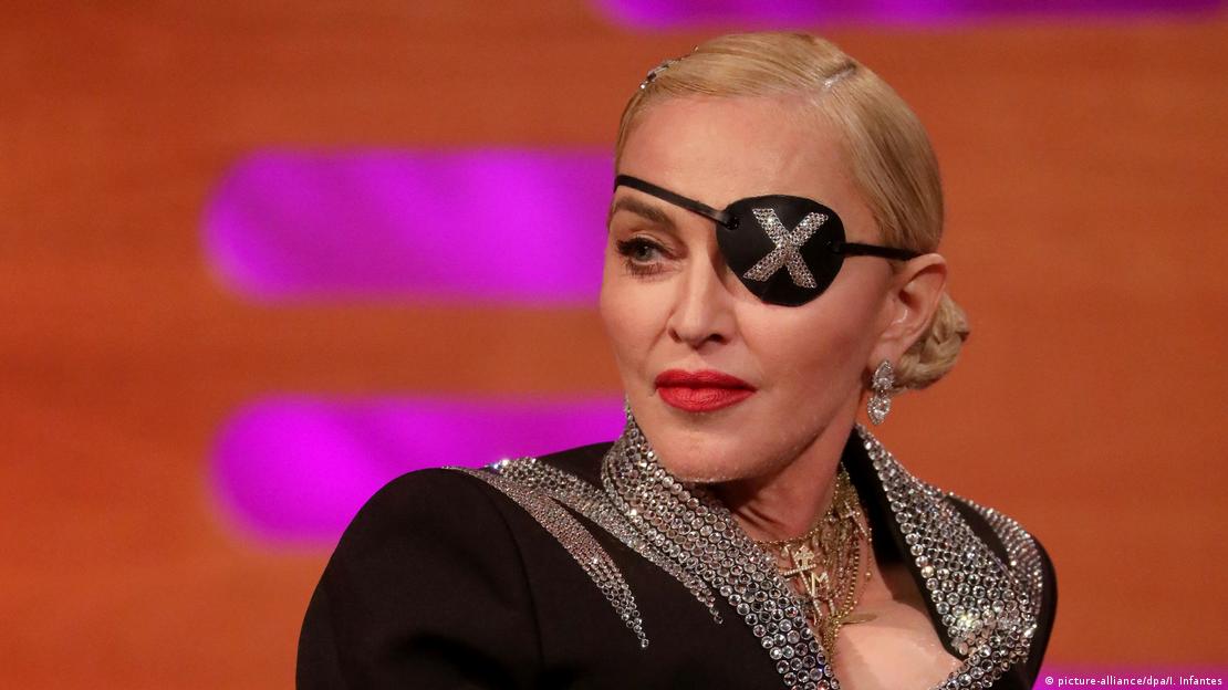 Tek gözünü bir bant ile kapatmış olan Madonna