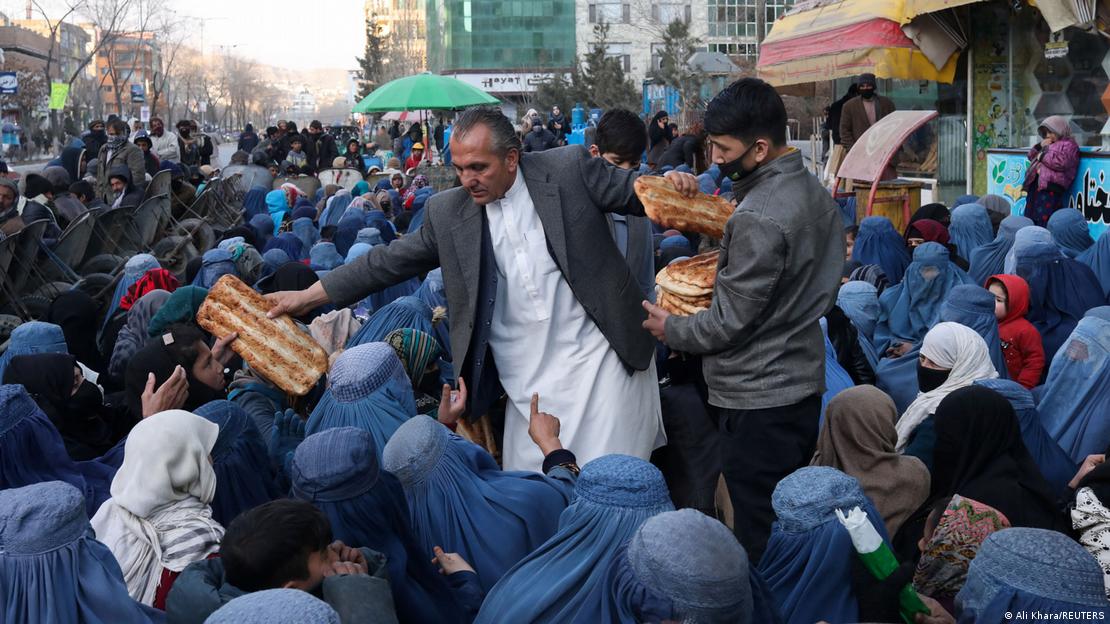 Afganistan'da yoksulluk derinleşiyor: Kabil'de bir fırın yoksullara ekmek dağıtırken 