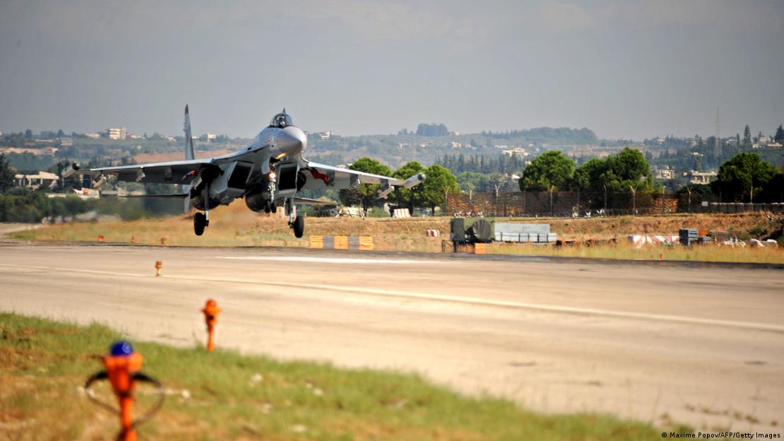Bir Rus savaş uçağı, Lazkiye'deki Rus üssünden havalanırken