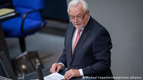 Federal hükümetin küçük ortağı Hür Demokrat Parti (FDP) Genel Başkan Vekili Wolfgang Kubicki DİTİB'i eleştirdi. 