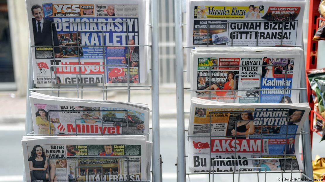 Bir gazete bayii önünde çeşitli Türk gazeteleri