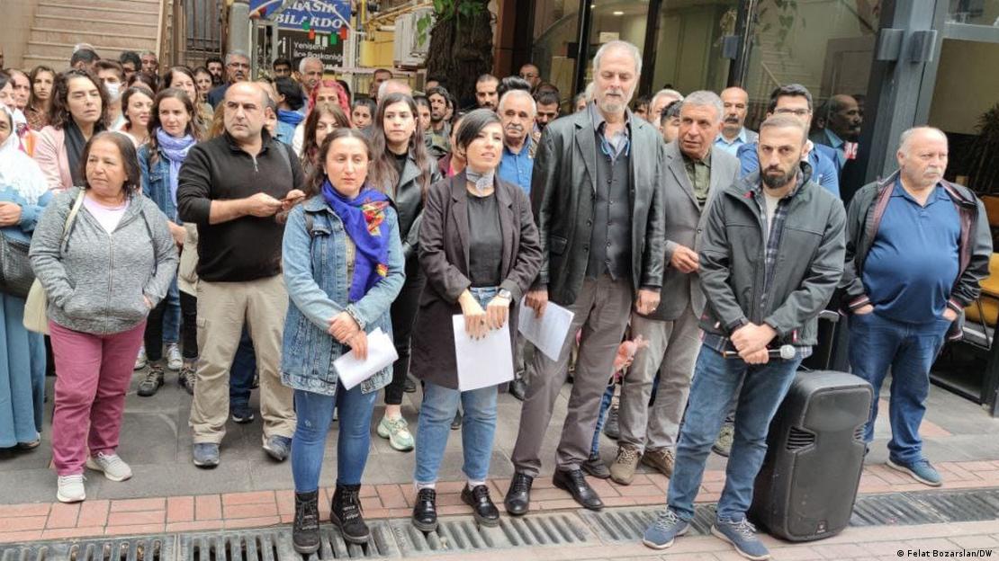 Diyarbakır'daki gazeteciler geçen yıl tutuklamaları protesto ederken 