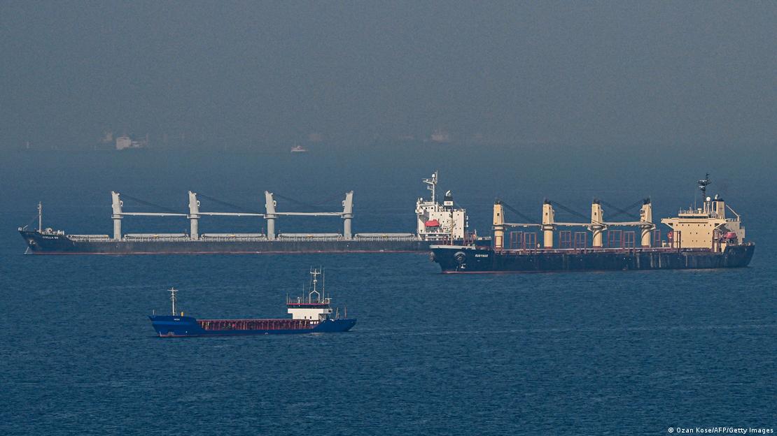 İstanbul Boğazı'nın Karadeniz girişinde bekleyen tankerler - (02.11.2022)