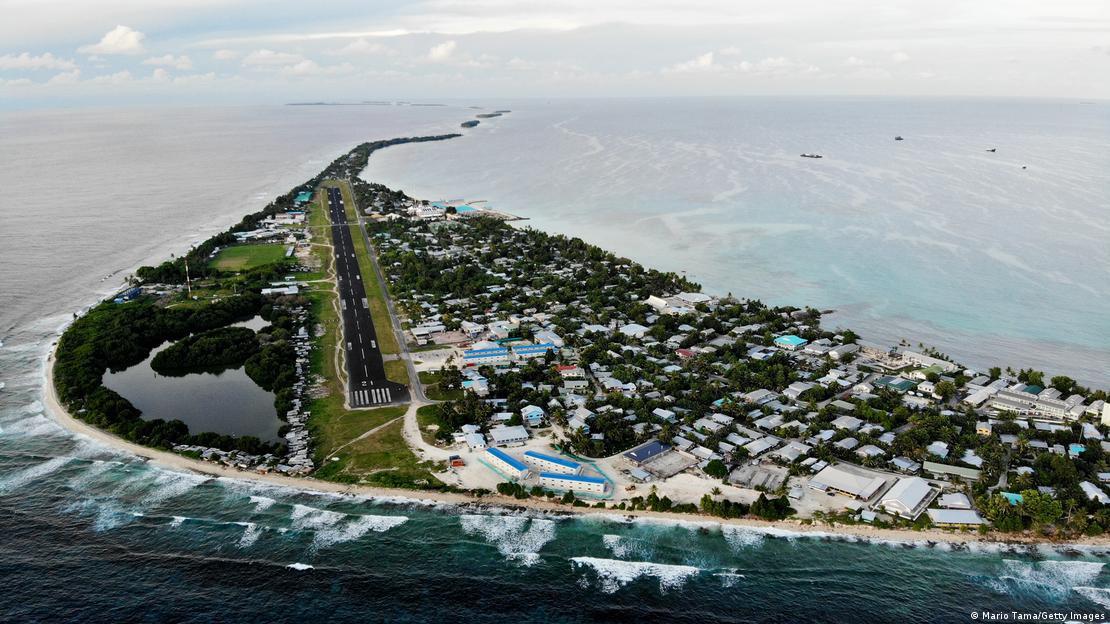 Bilim insanları Tuvalu Adası'nın 50 ila 100 yıl içinde sular altında kalacağını tahmin ediyor.