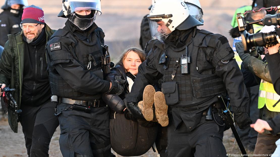 Ünlü çevre aktivisti Greta Thunberg Lützerath'ta polis tarafından gözaltına alınıyor.
