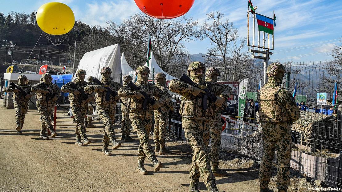 Laçin Koridoru'nda Azerbaycan tarafından oluşturulan bir kontrol noktasında Azeri askerler - (27.12.2022)