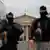 Fransa parlamentosu önünde güvenliği sağlayan iki maskeli polis memuru - (17.03.2023 / Paris)