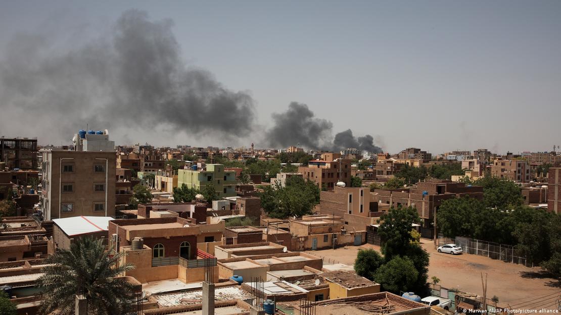 Sudan'ın başkenti Hartum'da, bir patlama ya da yangının ardından yükselen kara dumanlar - (22.04.2023)