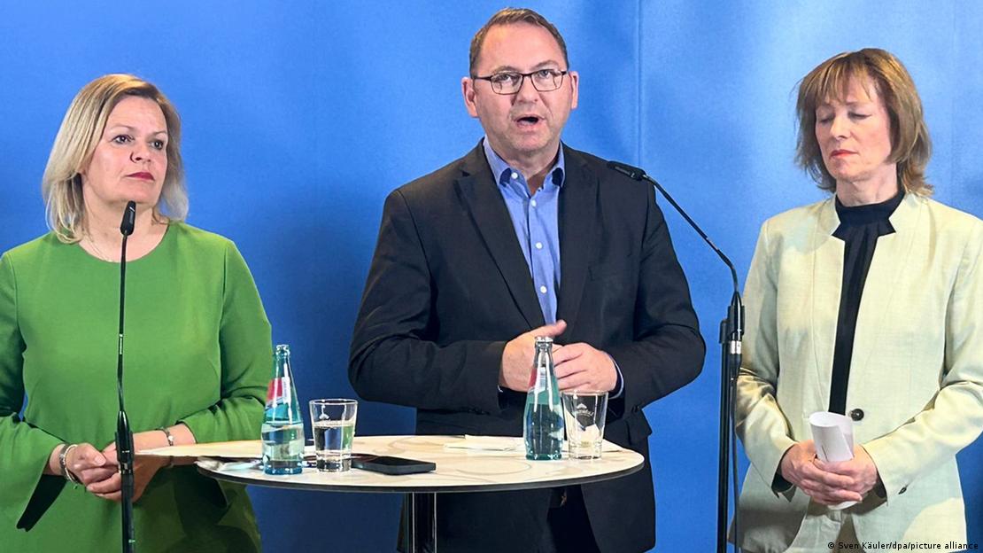 Almanya İçişleri Bakanı Nancy Faeser, Ver.di Başkanı Frank Werneke ve Belediye İşverenleri Birliği Başkanı Karin Welge (soldan sağa)