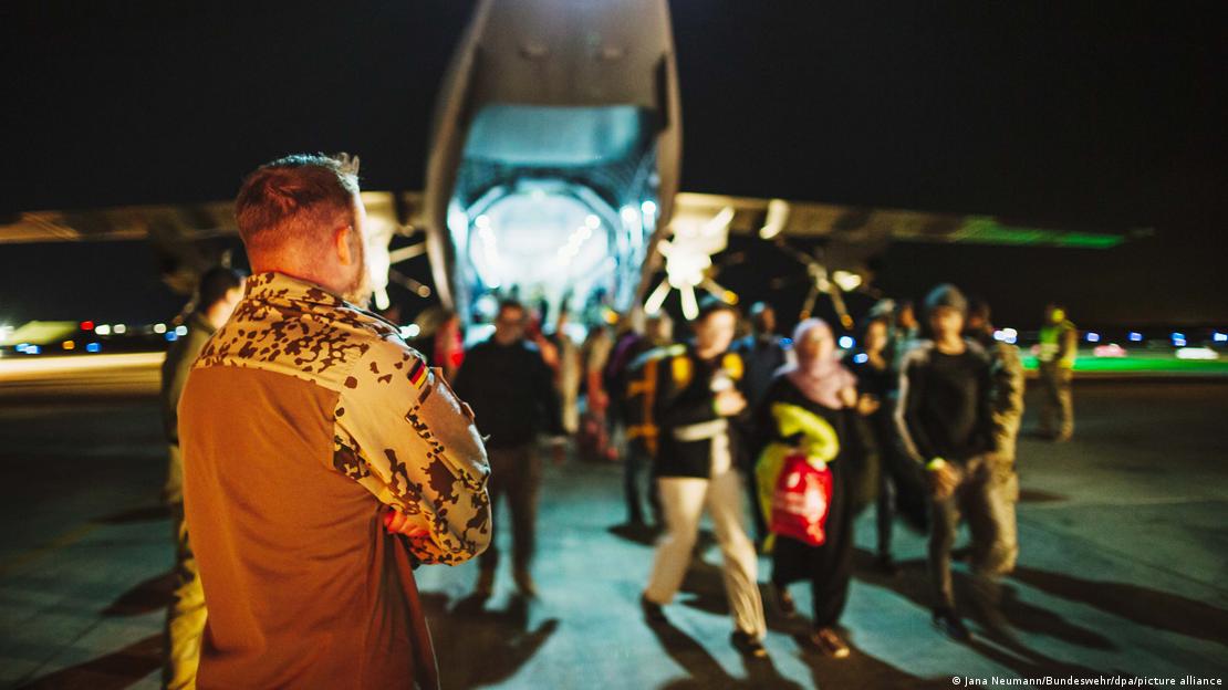 Alman ordusuna ait bir uçakla Sudan'dan tahliye edilenler Ürdün'de uçaktan iniyor