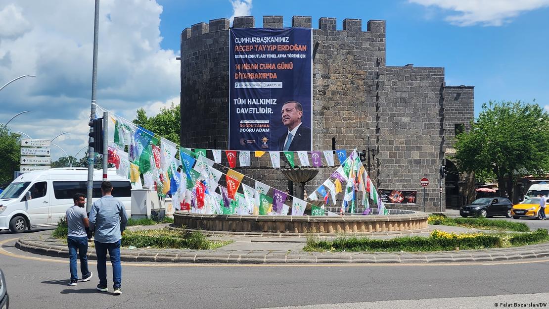 Diyarbakır'da seçim afişleri asıldı 