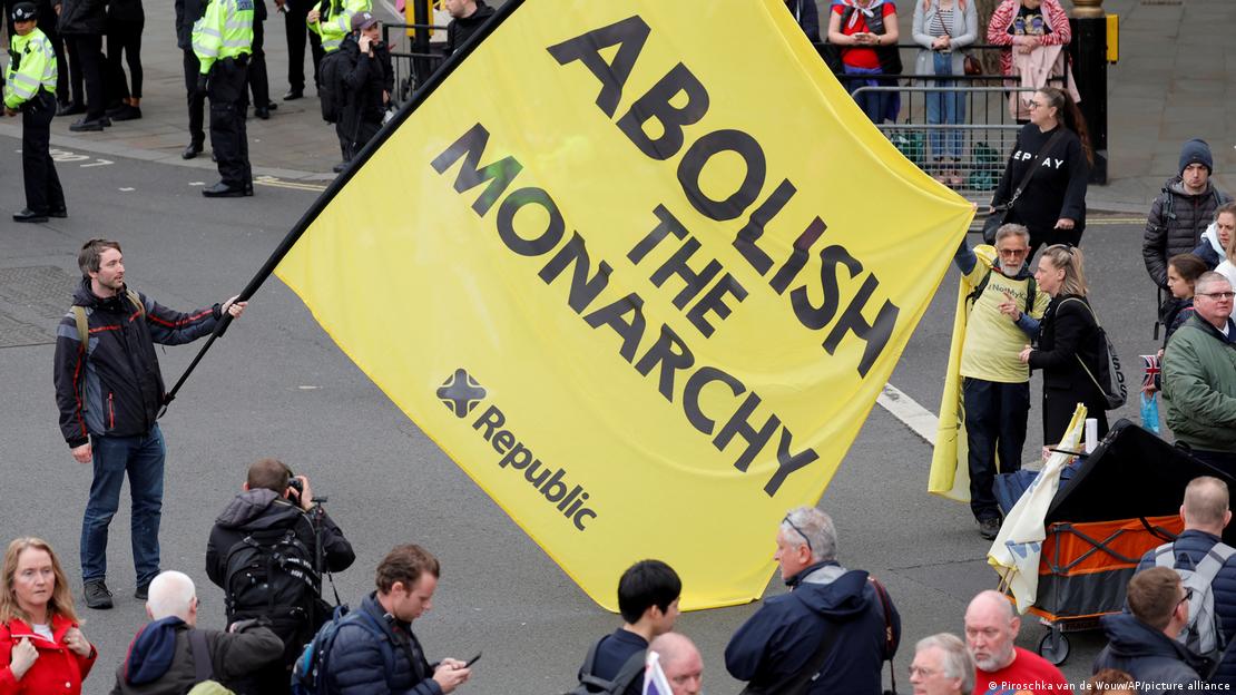 London | Anti-Monarchie-Demonstranten bei der Krönungsprozession