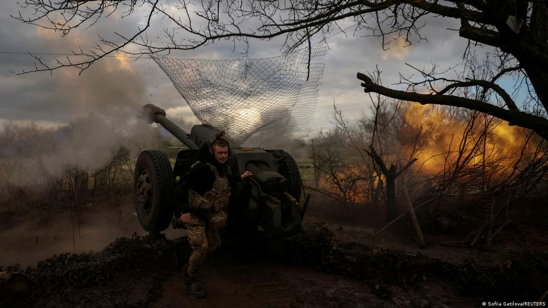Bahmut kenti yakınlarında top atışı yapan Ukraynalı asker - (23.04.2023)