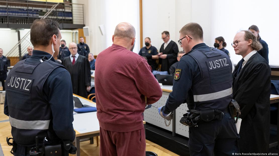 Koblenz'de görülen Birleşik Yurtseverler davasında yargılanan bir kişi (17 Mayıs 2023)