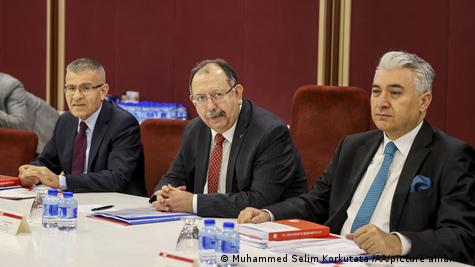 Yüksek Seçim Kurulu Başkanı Ahmet Yener (ortada)