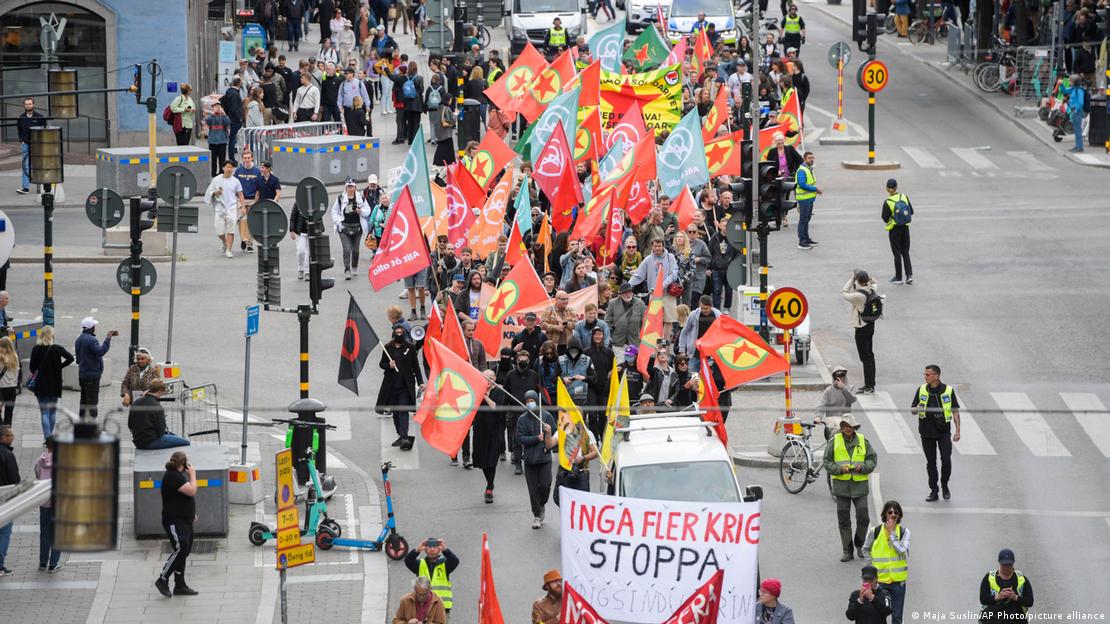 İsveç'te göstericiler PKK flamalarıyla hükümetin NATO üyeliği girişimlerini protesto etti.
