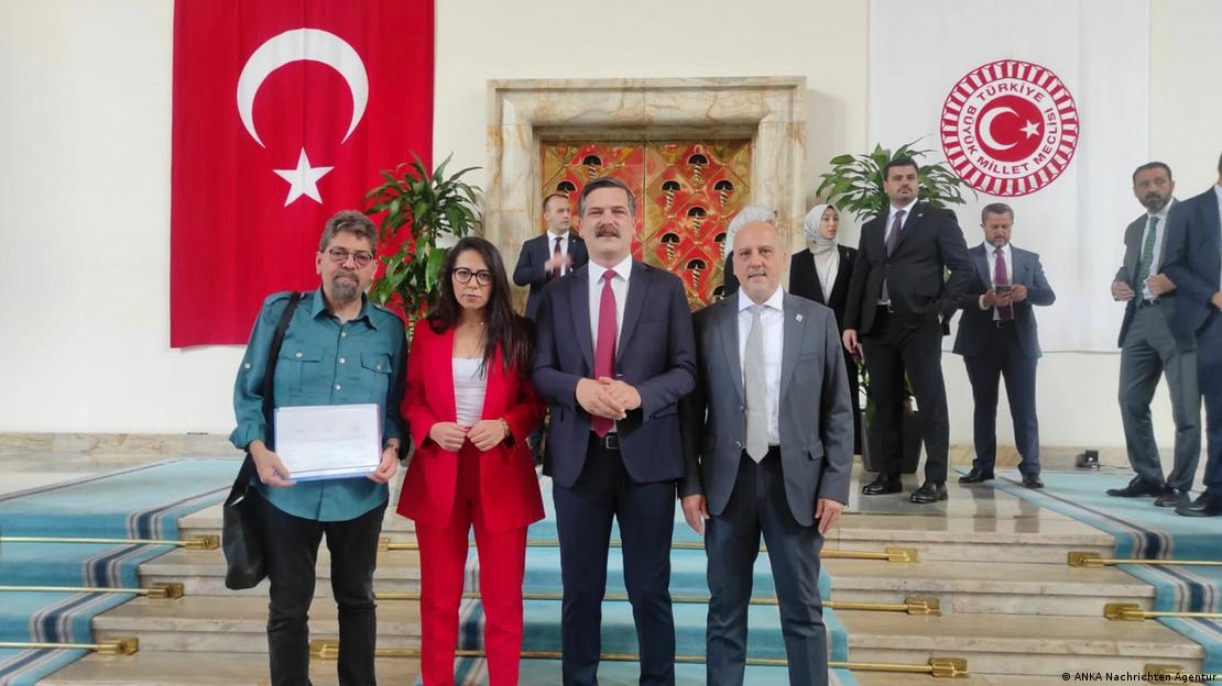 Atalay'ın avukatlarından Bülent Akbay ve milletvekili seçilen diğer TİP'liler Sera Kadigil, Erkan Baş ve Ahmet Şık