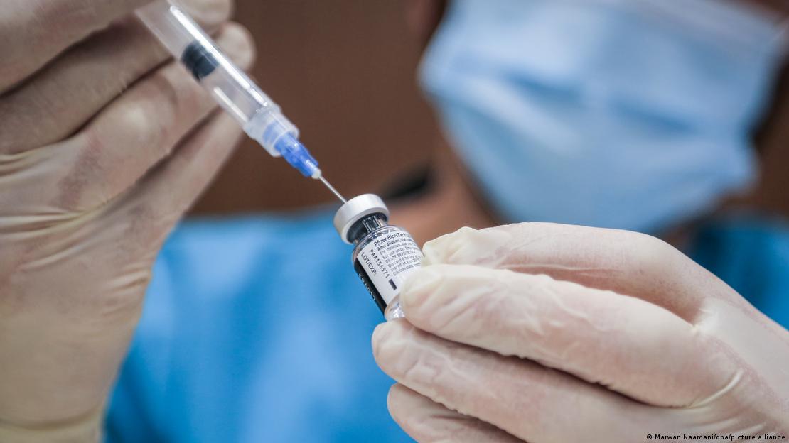 Aşıların yeni varyantlara karşı koruma sağlaması bekleniyor. 