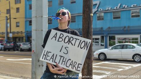 ABD'de, "Kürtaj sağlık hizmetidir" yazılı pankart ile kürtaj hakkını savunan bir kişi