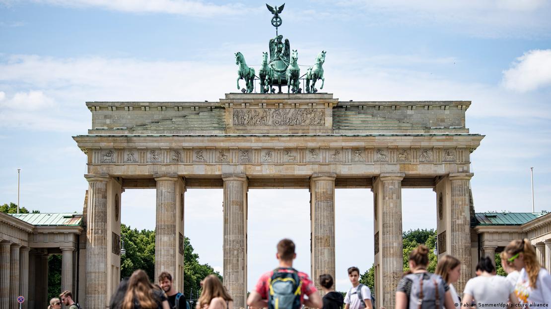 Berlin'deki Brandenburg Kapısı turistlerin gözde uğrak noktalarından.