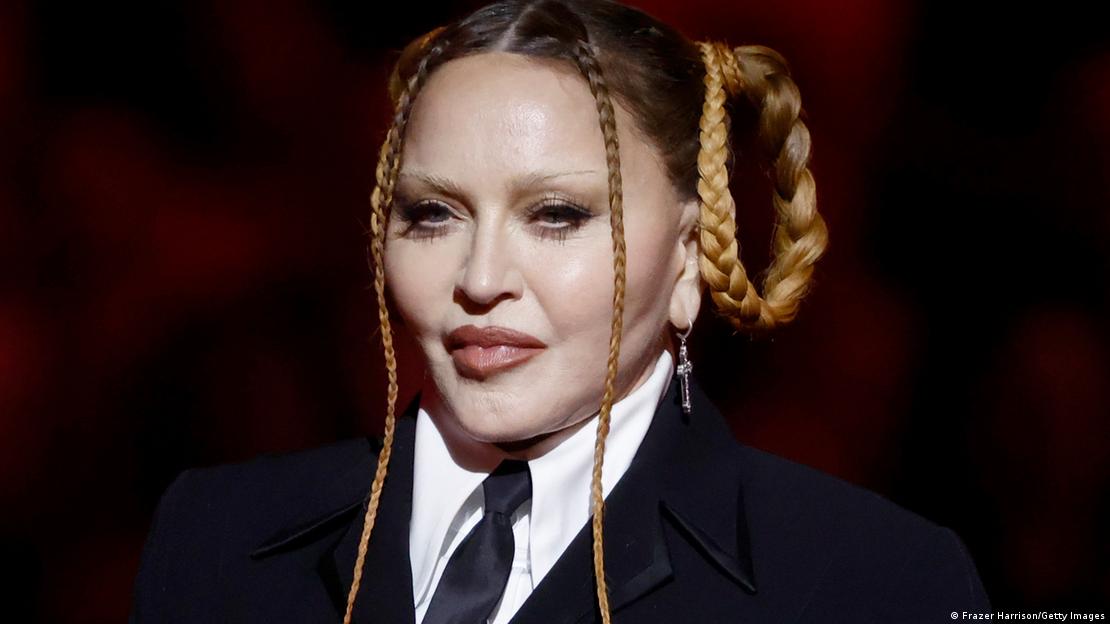 2023 Grammy ödül töreninde konuşma yapan Madonna