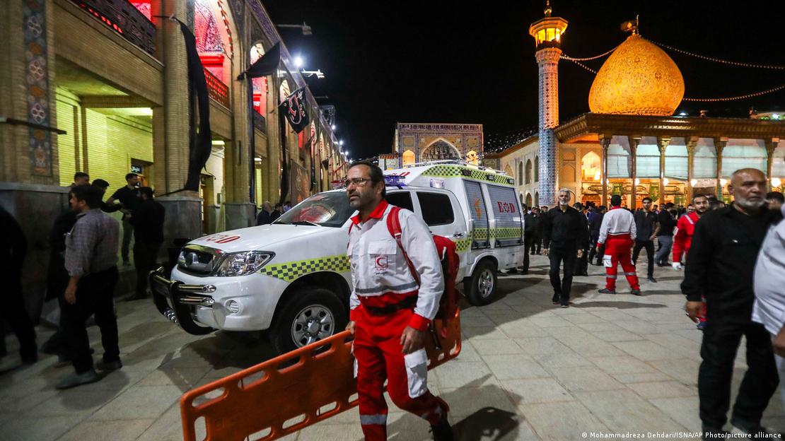 Şiraz'da Ağustos ayında düzenlenen silahlı saldırının ardından bir sağlık ekibi üyesi