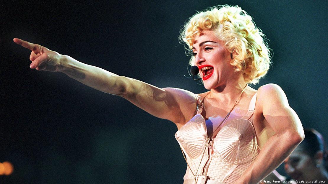 Madonna'nın 1990 yılında çıktığı "Blond Ambition" turnesinden bir görüntü