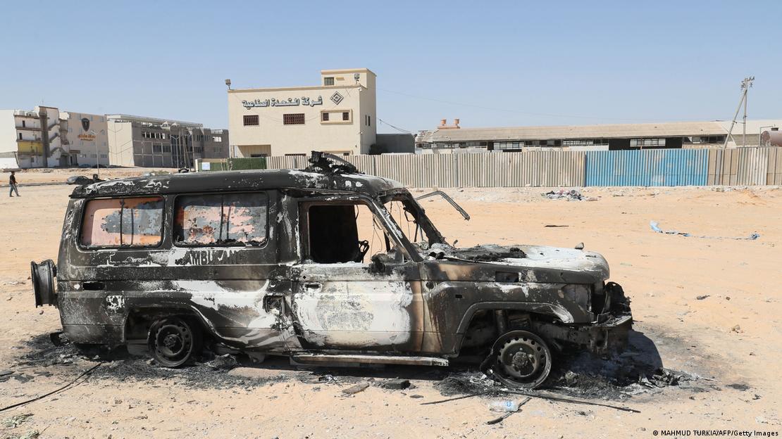 Başkent Trablus'ta yaşanan çatışmalar esnasında yanan bir otomobil - (16.08.2023)