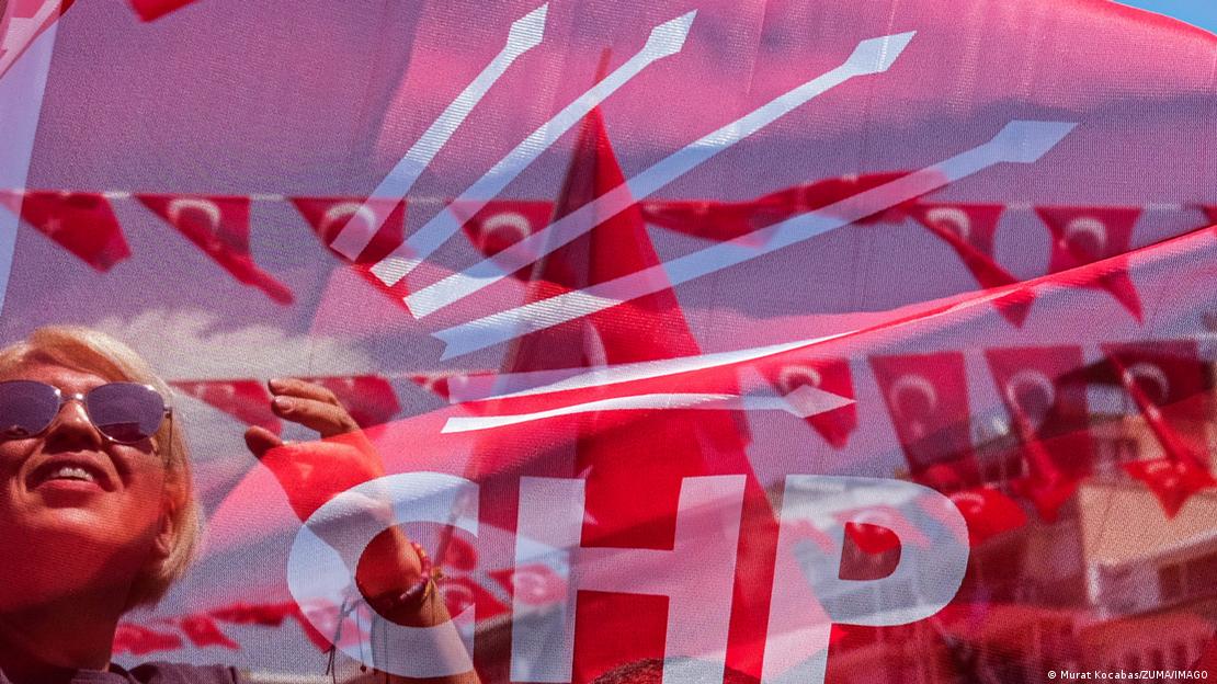 CHP'nin üzerinde altı ok bulunan bayrak