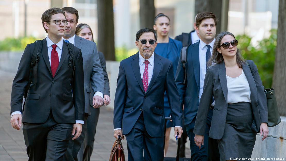 Google'a karşı açılan davaya katılan ABD Adalet Bakanlığı temsilcisi Kenneth Dintzer (ortada güneş gözlüklü) ve avukatlar 