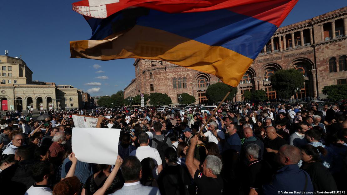 Erivan'da dün akşam düzenlenen ve Başbakan Paşinyan'ın istifasının talep edildiği gösteride Ermenistan bayrağı ve protestocular - (19.09.2023)