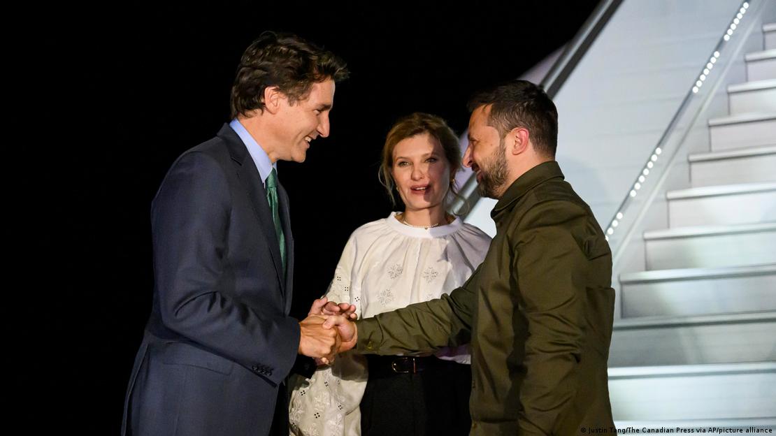 Ukrayna Devlet Başkanı Zelenskiy ile Kanada Başbakanı Justin Trudeau uçak merdiveninin yanında tokalaşıyor. Ortalarında Zelenskiy'nin eşi Olena Zelenska duruyor - (21.09.2023)