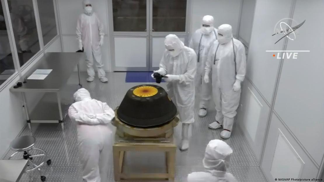 NASA araştırmacıları, Bennu asteroidinden alınan numunelerin incelendiği özel odada