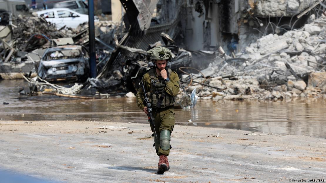 Hamas militanlarının sızma harekatı gerçekleştirdiği, Gazze sınırındaki İsrail kentlerinden Sderot'ta devriye gezen bir İsrail askeri - (08.10.2023)