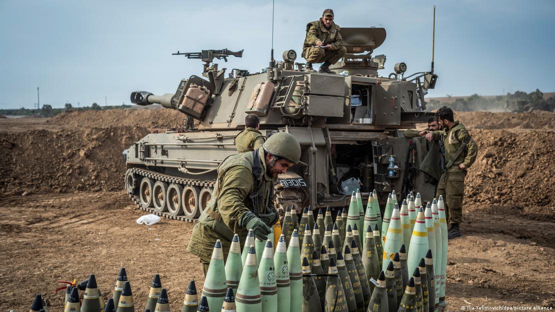 Sderot'ta bir İsrail tankı ve İsrail askerleri