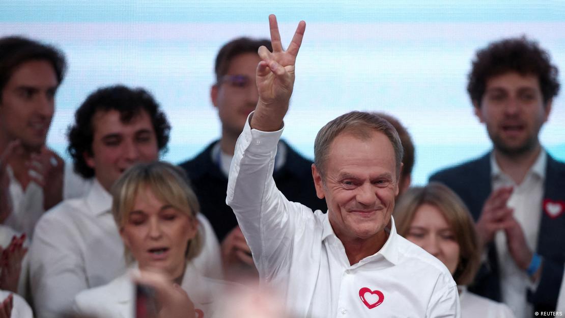 Sivil Koalisyon lideri Donald Tusk zafer işareti yapıyor
