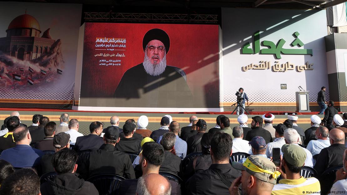 Hizbullah lideri Hasan Nasrallah'ın 3 Ekim'de yaptığı konuşmayı, dev ekrandan izleyen Lübnanlılar - (Beyrut)