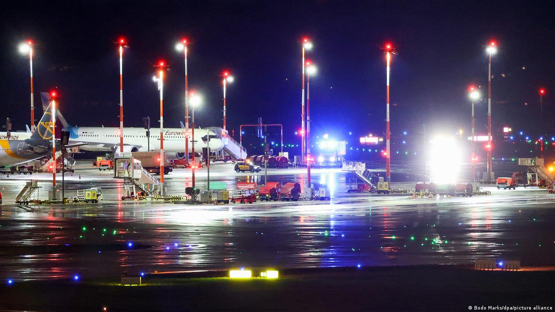 Rehine eylemi yüzünden uçuş trafiğine kapatılan Hamburg Havaalanı'nda, akşam saatlerinde ışıklandırılmış apron - (04.11.2023)