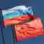 Direğe çekilmiş halde dalgalanan Rusya ve Çin bayrakları